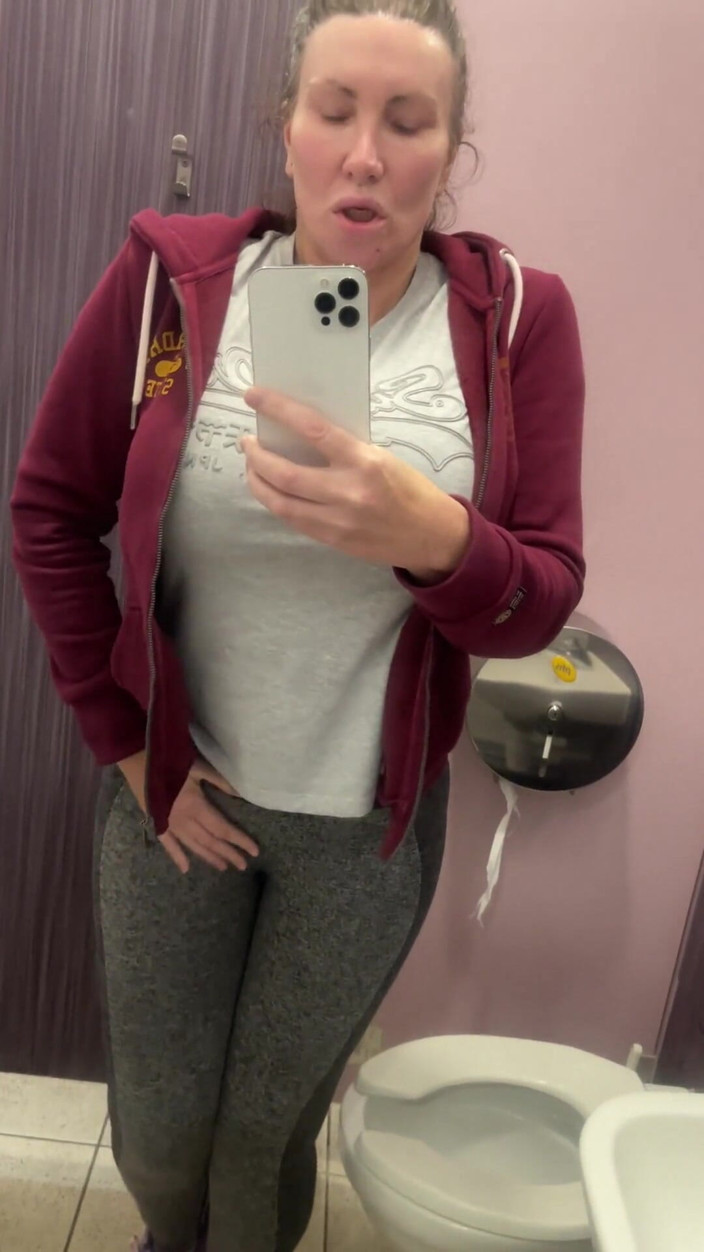 Sophie James: Masturbation risquée dans des toilettes publiques, pisse