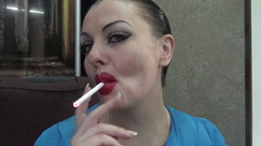 Goddess Misha Goldy: Bibir merah besar make-up seksi merokok