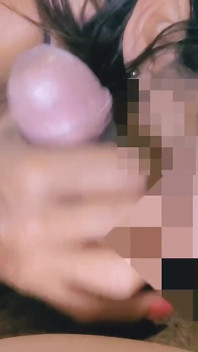 当她看到精子时，她打了她的喉咙