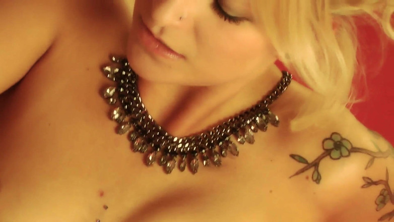 Nylon MILFS: Le gode de Noël
