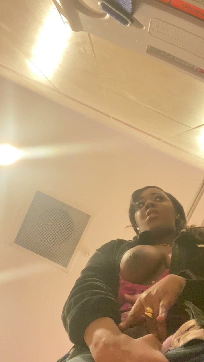 ALLIYAH ALECIA: ウォルマートのバスルームでのクイックなソロマスターベーション