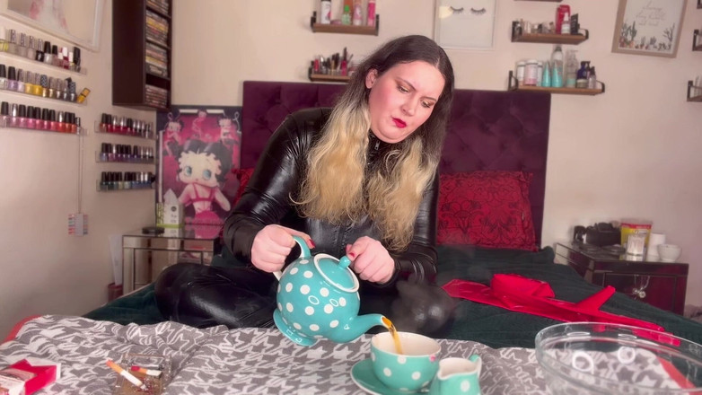 MissFFW: Господиня ffw п'є чай, поки не рветься до сечі