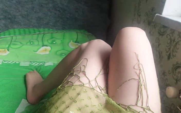 Ladyboy Kitty: Sexig ökendansare klänning på vita söta ben slät hud