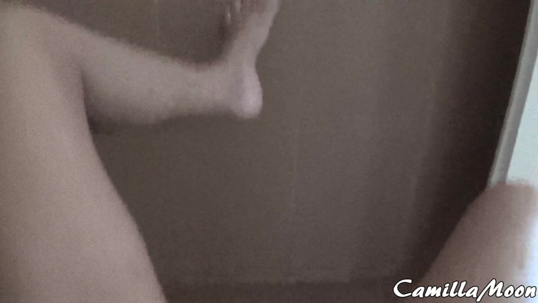 Camilla Moon: Minha mijando engraçada na parede no hotel