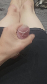 Il piccolo travestito effeminato viene nel preservativo dopo essersi segato