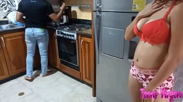 Cattura la sorellastra sexy con enormi tette in cucina e io riesco a scoparla per bene