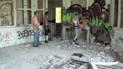EXHIB BOYS: Twink zerżnięta przez prostych anonimowych w rejsie exhib