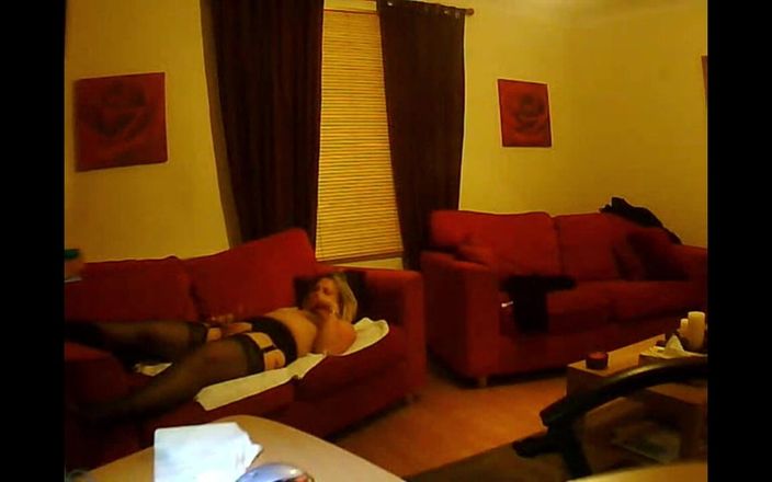 Dogging after dark: इस्तेमाल किए गए कंडोम के साथ हस्तमैथुन करना