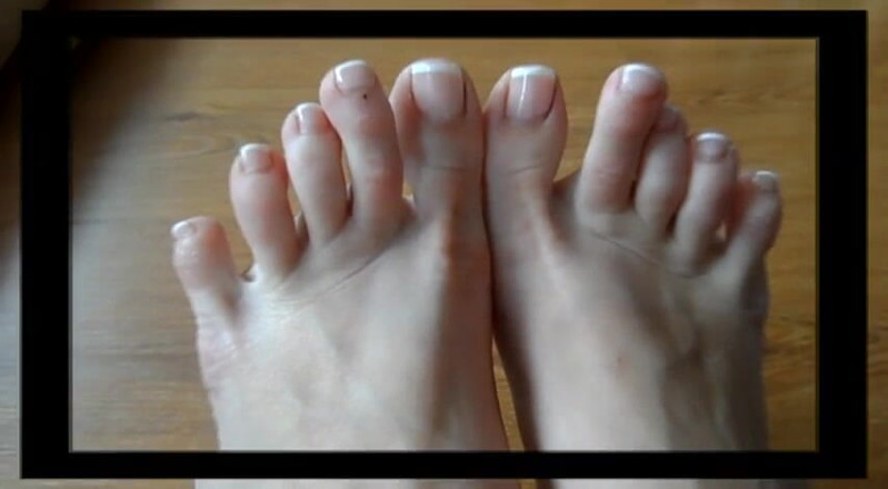 Foot Girls: Saç kurutma makinesi ile ayak oyunu