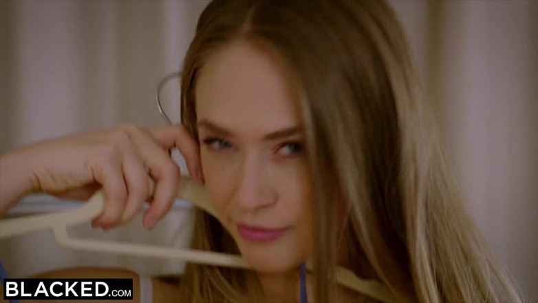 Blacked: BLACKED - Kagney Linn Karter adoră să lingă curul bărbaților negri