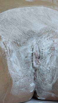 Muito close-up da buceta raspada com aparador e navalha!
