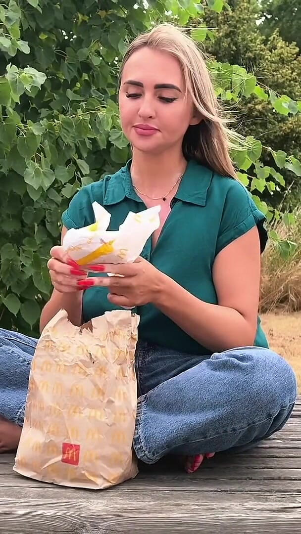 Goddess Lena: 으스스한 햄버거
