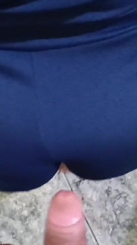 Funcionária distraída leva gozada na bunda sem saber