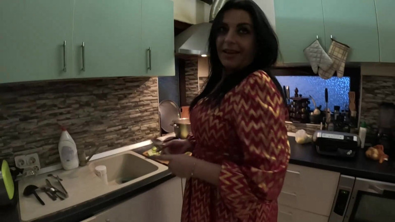 MilfyCalla: Игра на кухне в красно-золотом платье - шлепанье, минет, раком и интенсивный оргазм 298