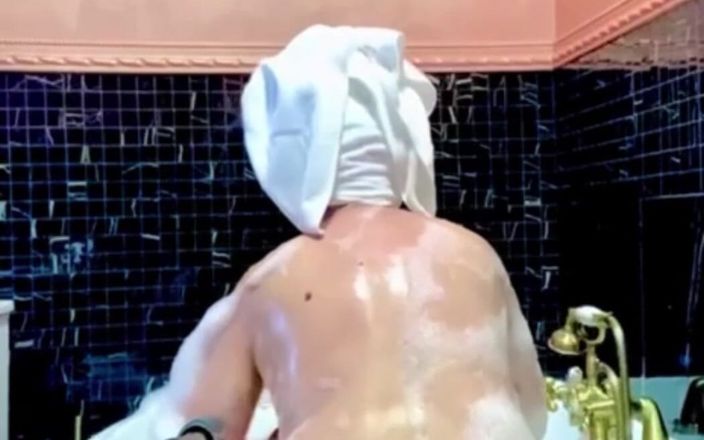 KarmenMilf: Macocha kąpie się i bawi swoimi dużymi piersiami