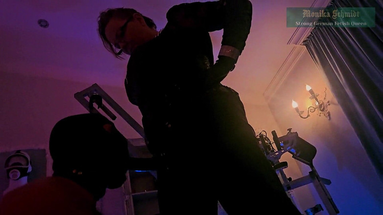 Strict Senz: モニカ・シュミット フェラチオ 調教 寝取られ ストラップオン ビッチ 唾を吐く言葉による屈辱