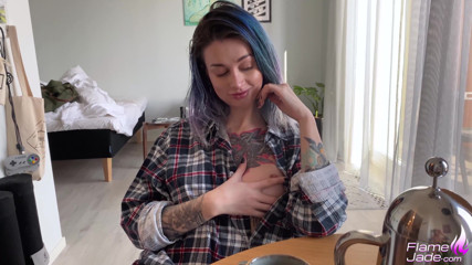 Flame Jade: Lujuriosa novia chupando polla en lugar de desayuno