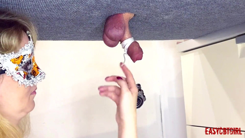 AnnyCandyPainboy: Sahibe kölenin yarağıyla oynuyor ve ağırlıklarını ona asıyor easycbtgirl