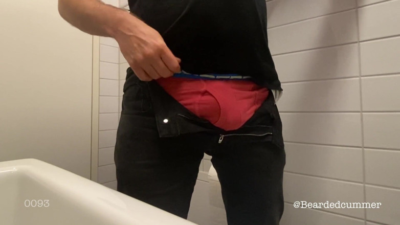 Beardedcummer: 長い小便とおならを取る