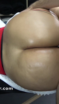 늙은 남자 안마사 마사지와 마사지 침대에서 젊은 거유 와이프 따먹기