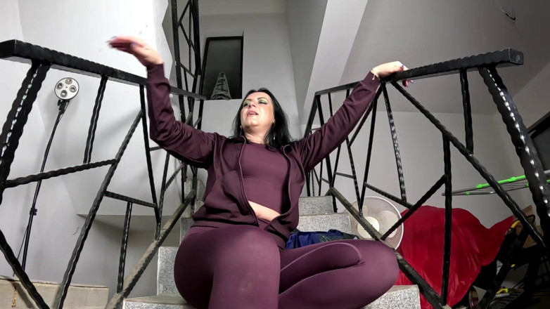 MilfyCalla: Downjacke necken, verschwitzt, trainingsanzug, cameltoe und muschi klatschen