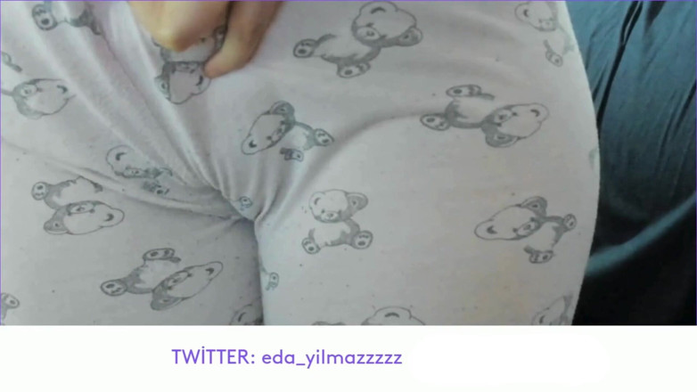 bigass_sexy_bigboobs: Stydké pysky- Oteklá kundička- Masturbujte s pyžamem- Tření kundičky s...