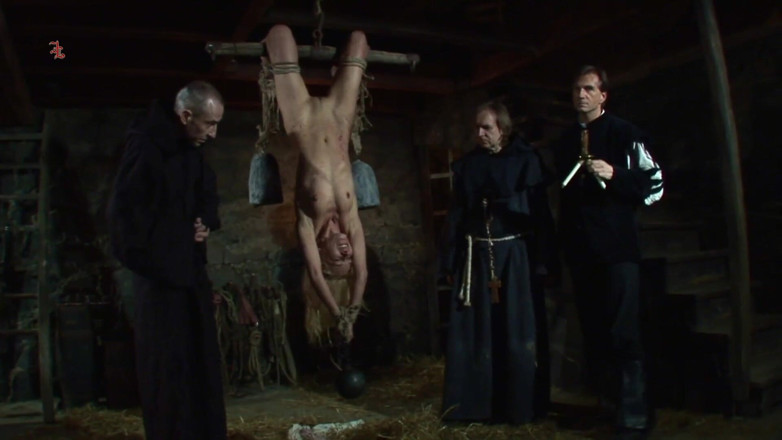 Inquisition and prison world: Vrăjitoarea atârnă cu capul în jos și este stropită cu ceară neagră