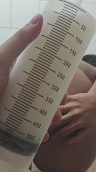 Juego de enema de leche: llenado profundo y liberación desordenada