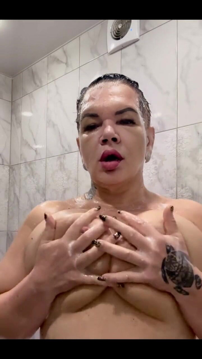 KarmenMilf: Ich spiele unter der dusche ️️️).