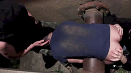 Zerżnięta przez dwóch zamaskowanych machosów za nieuzyskaną fabryką