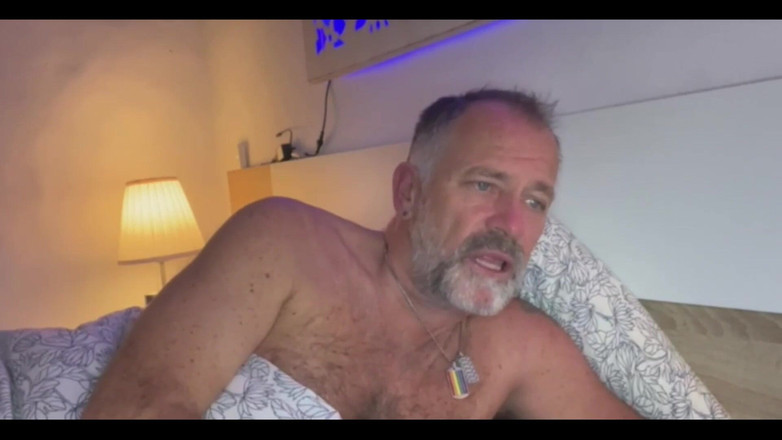 Daddybearvlc: सौतेला पिता लाइव शो पर हस्तमैथुन कर रहा है