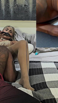 La sexy ragazza colombiana viene schiacciata