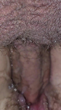Detailní creampie do kundičky. Šukej moji nevlastní sestru při sledování porna