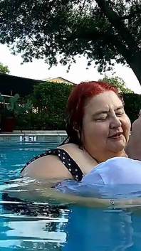 Pielęgniarka Vicki i przystojny Harry bawią się całując w basenie!