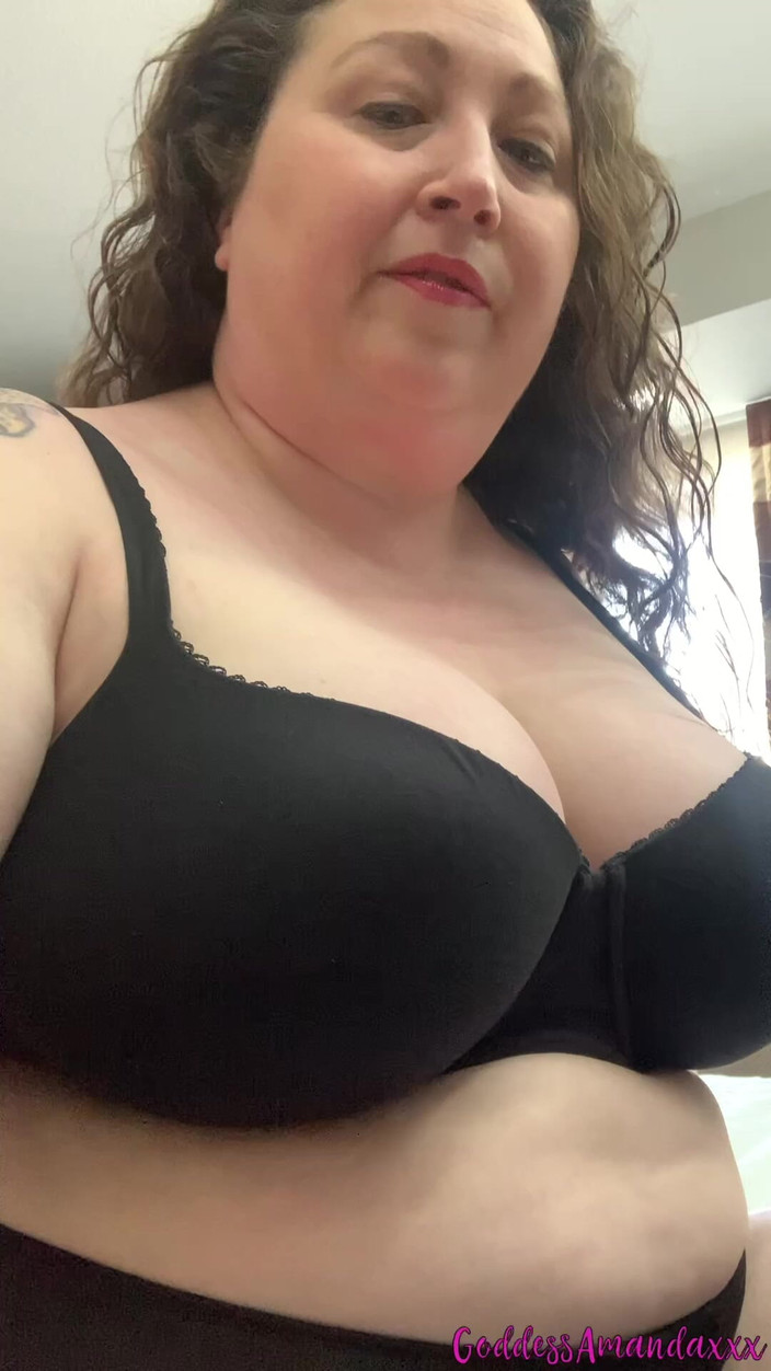 Goddess Amanda: 性感的丰满熟女用我的身体戏弄你