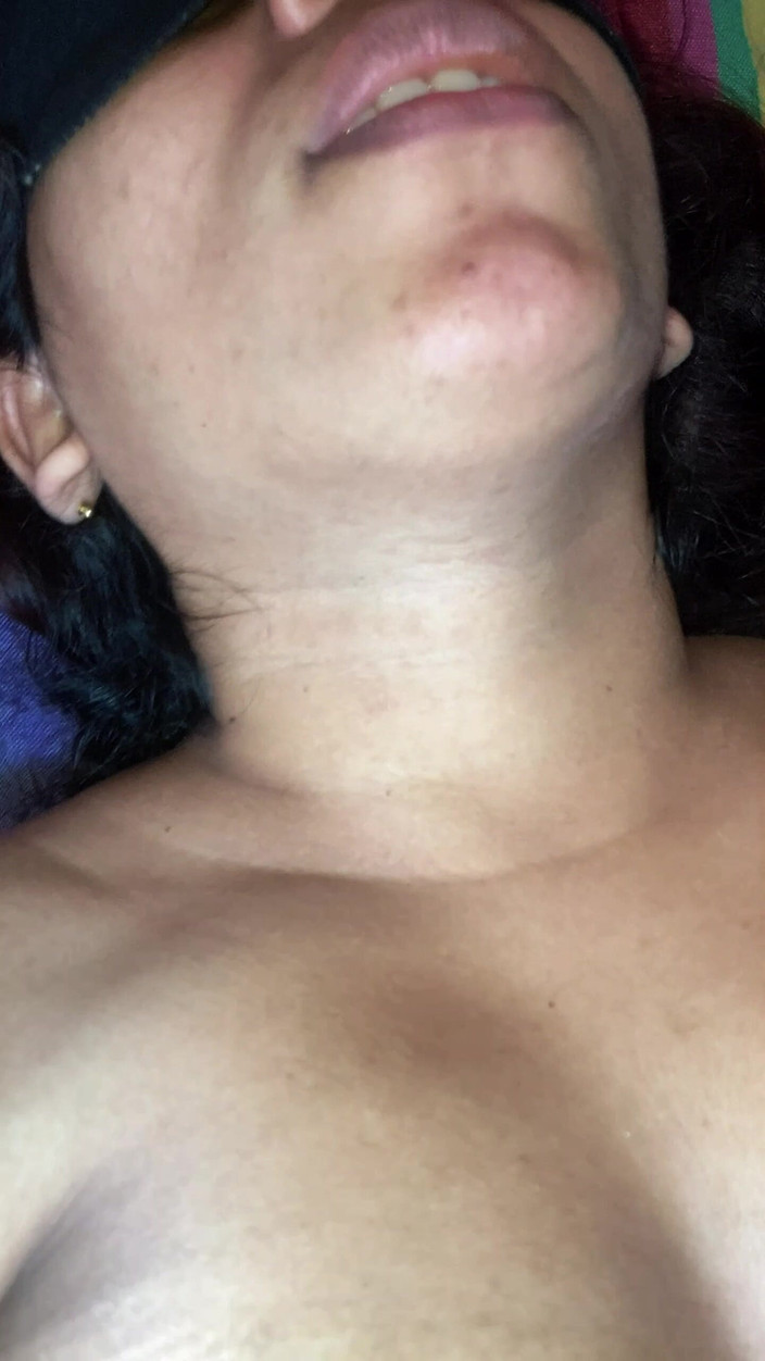 Tiyana: O fată drăguță futută tare și umplută cu spermă pe pat