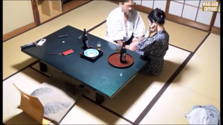 MILF, Wabi-Sabi Editions: Séduction après les heures d’une hôtesse de source chaude capturée...