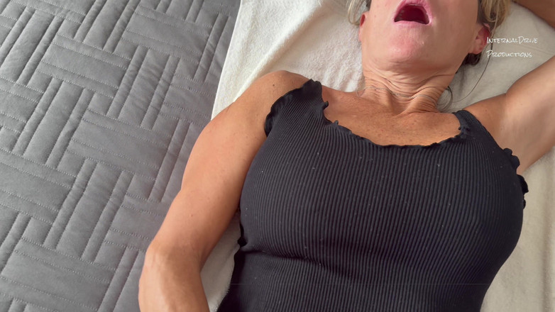 InternalDrive: En filmant une scène de masturbation, je demande au vidéaste...