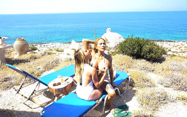 AproductionA: Üvey anne ve üvey kızı tatilde