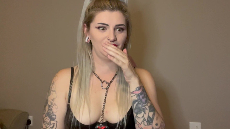 EeveeXo: Roztomilá gotická holka nemůže přestat houpat během vlogu