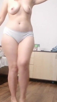 Istri nakal ini lagi asik olahraga sambil bugil di rumah! Istri amatir ini lagi asik masturbasi memeknya pakai jari sampai muncrat berantakan