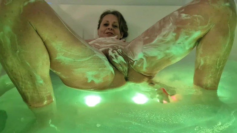Little Linda: Cum with Me While I Take Tubby Time