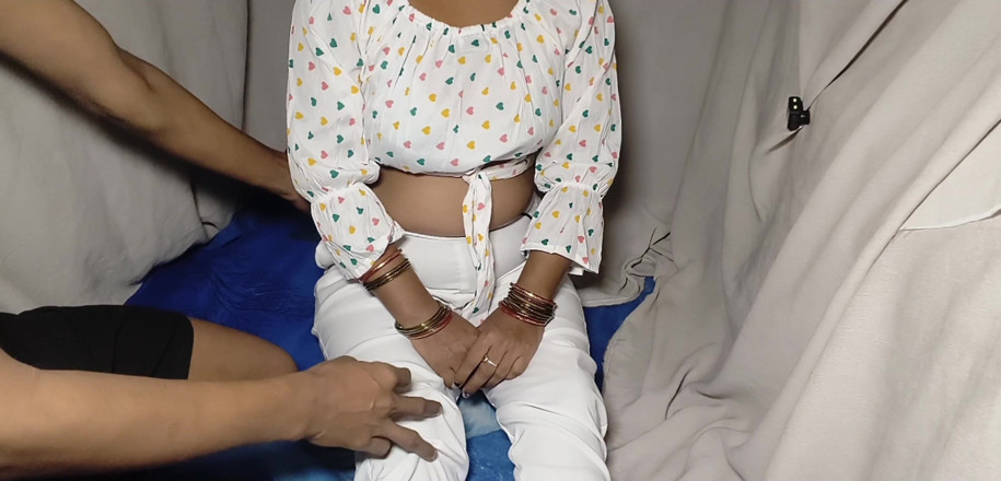 Desi step mom: Meia-irmã sexy top branco 