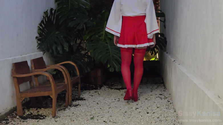 SissyKanisa: Sletterige Miko Mietje Kanisa deel 2: buitenshuis wandelen in een rotstuin...