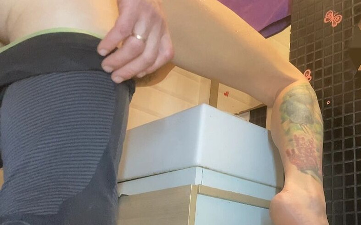 Hairy couple: Волохата пара ризиковано трахається в нічному клубі в громадському туалеті