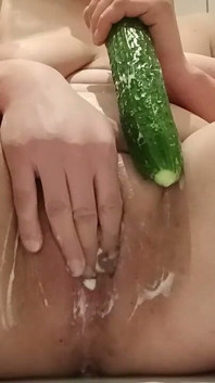 Fodendo minha buceta molhada madura com pepino - close-up pingando buceta madura