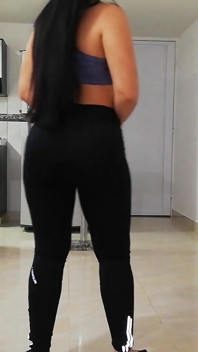 La perfetta ragazza latina in pantaloni da yoga viene scopata duramente da un grosso