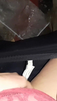 Sono una ninfomane, ma non voglio che nessuno lo sappia, così mi masturbo in luoghi abbandonati