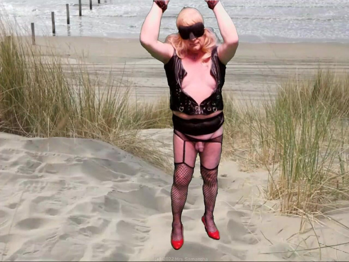 Mrs Samantha: Mevrouw Samantha straft haar slavin Tgirl Marina met een stevige...