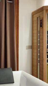 La Tía Desenmascara El Perverso Plan Del Joven Y Su Amigo De Verla Desnuda En La Sauna